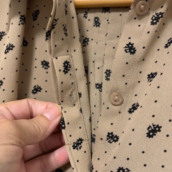 Caramel silky blouse with little flowers - Picture 7 of 10